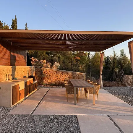 فيلة Limestone House